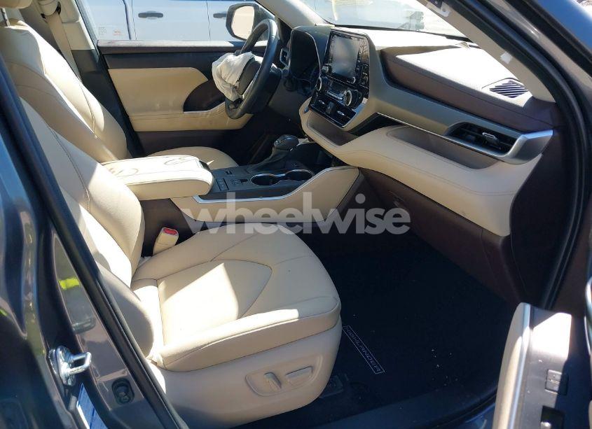 Photo 5 of 2020 Toyota Highlander HYBRID XLE (VIN 5TDGBRCH9LS507155)