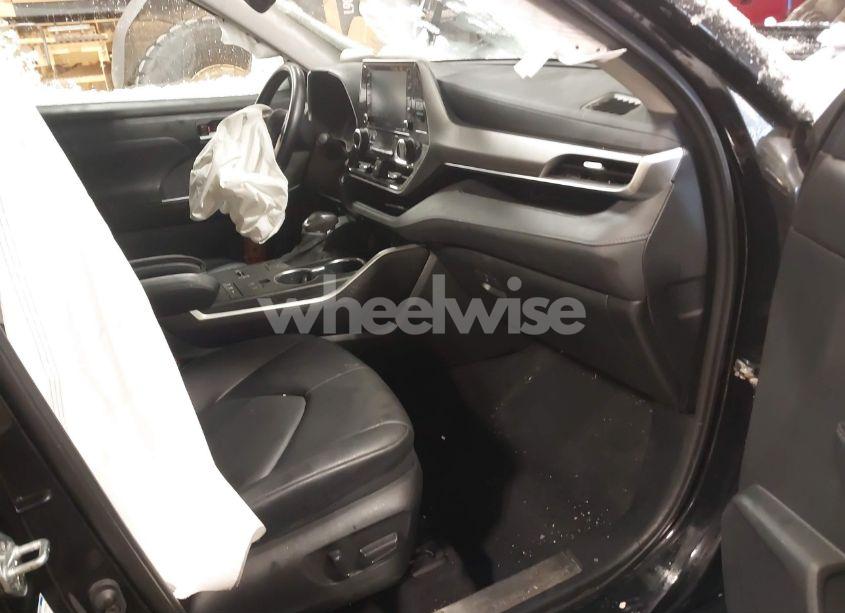 Photo 5 of 2022 Toyota Highlander HYBRID XLE (VIN 5TDGBRCH9NS541406)