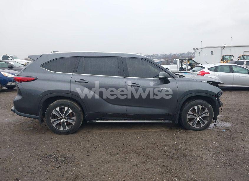 Photo 14 of 2021 Toyota Highlander HYBRID XLE (VIN 5TDGBRCHXMS518358)