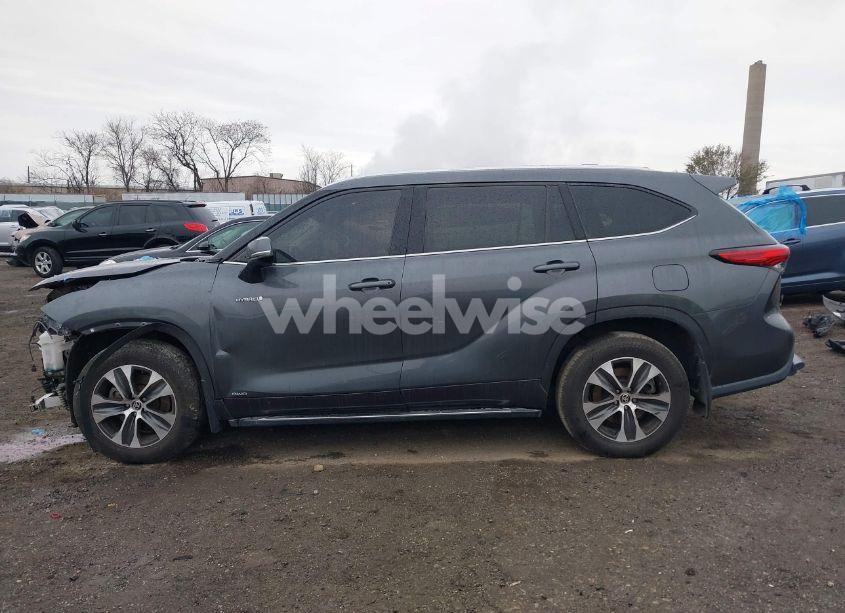 Photo 15 of 2021 Toyota Highlander HYBRID XLE (VIN 5TDGBRCHXMS518358)