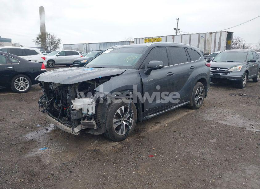 Photo 2 of 2021 Toyota Highlander HYBRID XLE (VIN 5TDGBRCHXMS518358)