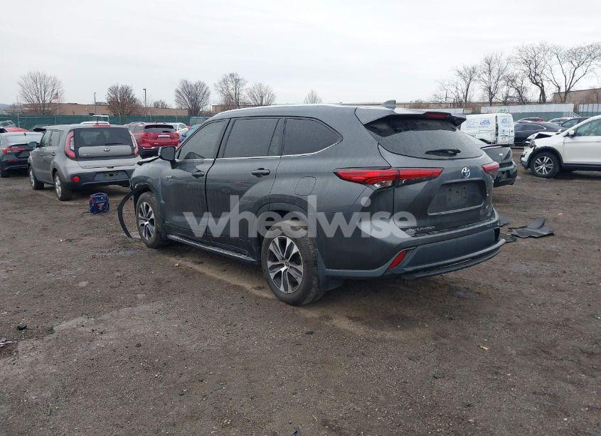 Photo 3 of 2021 Toyota Highlander HYBRID XLE (VIN 5TDGBRCHXMS518358)