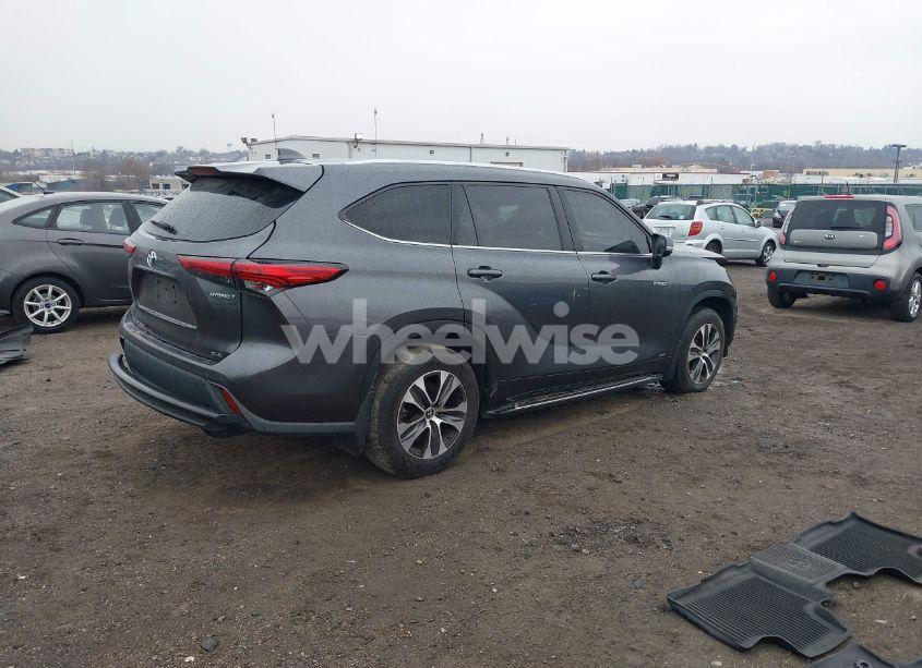 Photo 4 of 2021 Toyota Highlander HYBRID XLE (VIN 5TDGBRCHXMS518358)