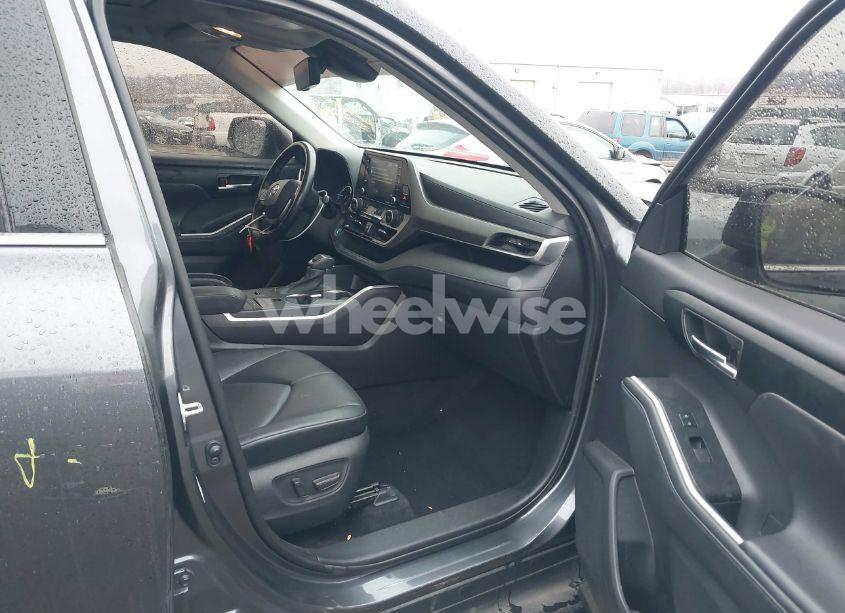 Photo 5 of 2021 Toyota Highlander HYBRID XLE (VIN 5TDGBRCHXMS518358)