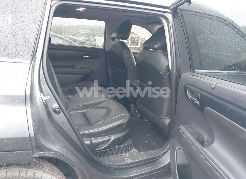 Photo 8 of 2021 Toyota Highlander HYBRID XLE (VIN 5TDGBRCHXMS518358)