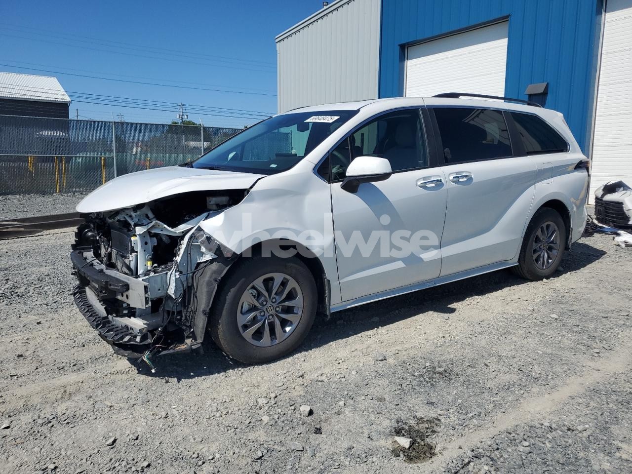 2025 TOYOTA SIENNA LE/XLE (VIN 5TDGRKEC1SS243660) main photo