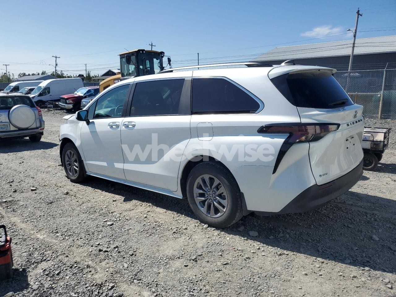 Photo 2 of 2025 TOYOTA SIENNA LE/XLE (VIN 5TDGRKEC1SS243660)