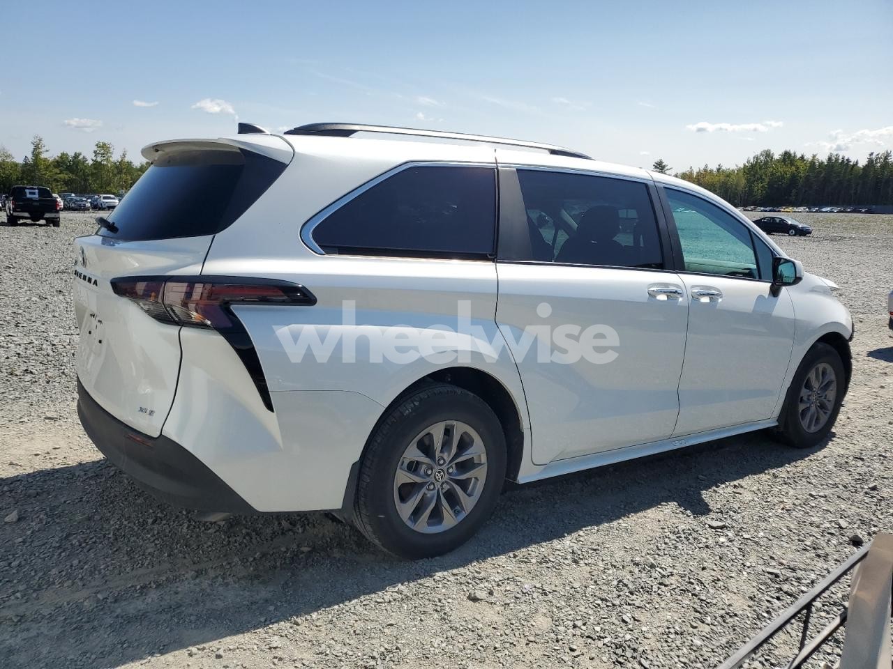 Photo 3 of 2025 TOYOTA SIENNA LE/XLE (VIN 5TDGRKEC1SS243660)