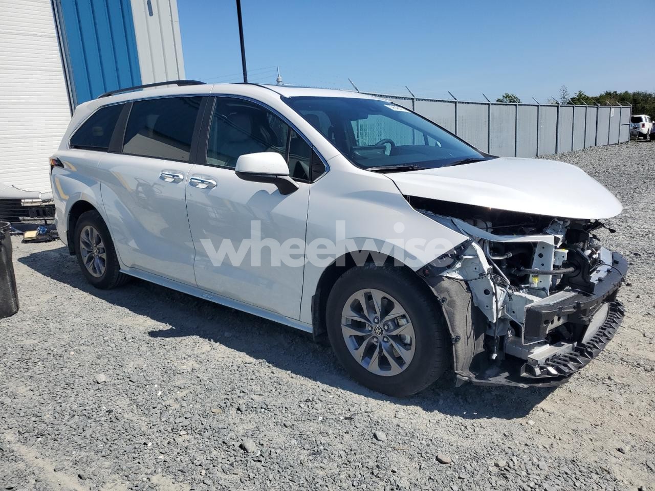 Photo 4 of 2025 TOYOTA SIENNA LE/XLE (VIN 5TDGRKEC1SS243660)
