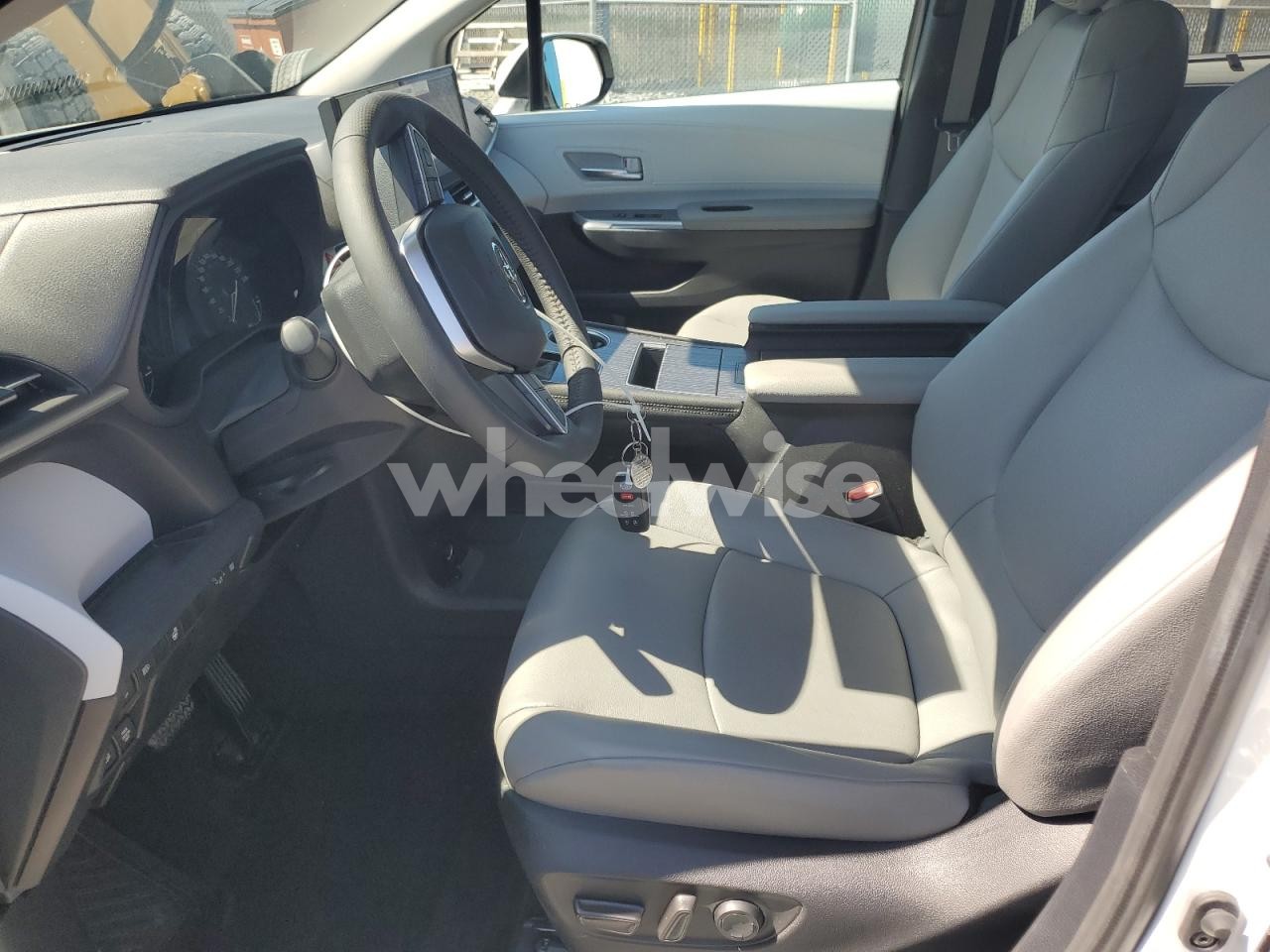 Photo 7 of 2025 TOYOTA SIENNA LE/XLE (VIN 5TDGRKEC1SS243660)