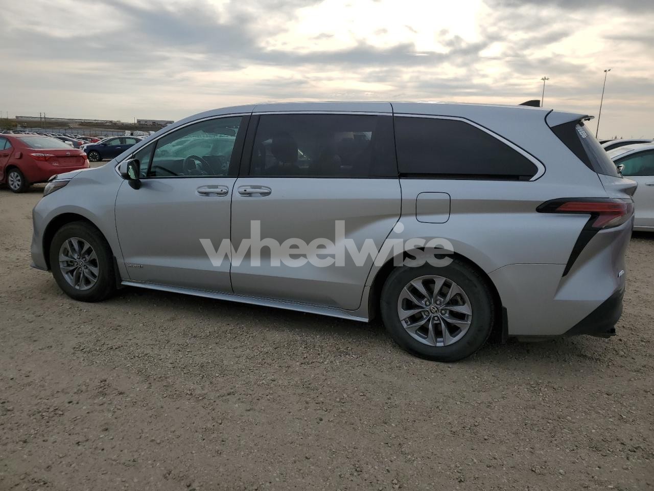 Photo 2 of 2021 TOYOTA SIENNA LE (VIN 5TDGSKFC1MS002171)