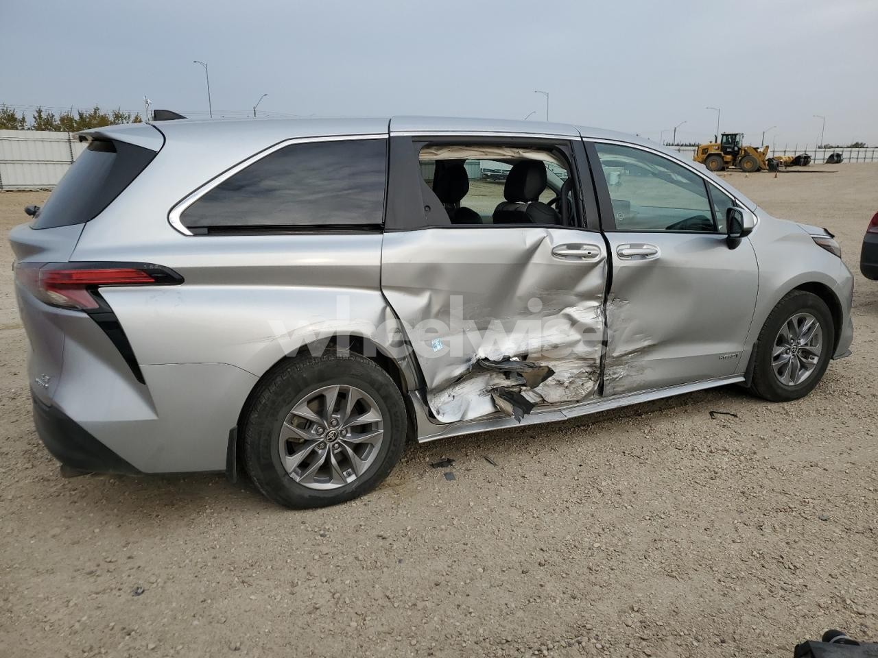 Photo 3 of 2021 TOYOTA SIENNA LE (VIN 5TDGSKFC1MS002171)