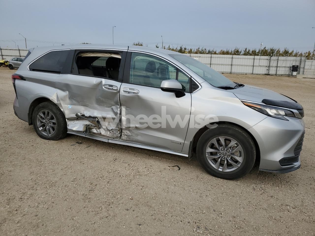 Photo 4 of 2021 TOYOTA SIENNA LE (VIN 5TDGSKFC1MS002171)