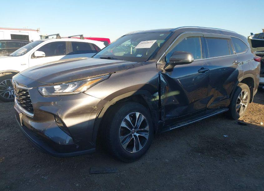 Photo 2 of 2020 Toyota Highlander XLE (VIN 5TDGZRAH0LS015404)