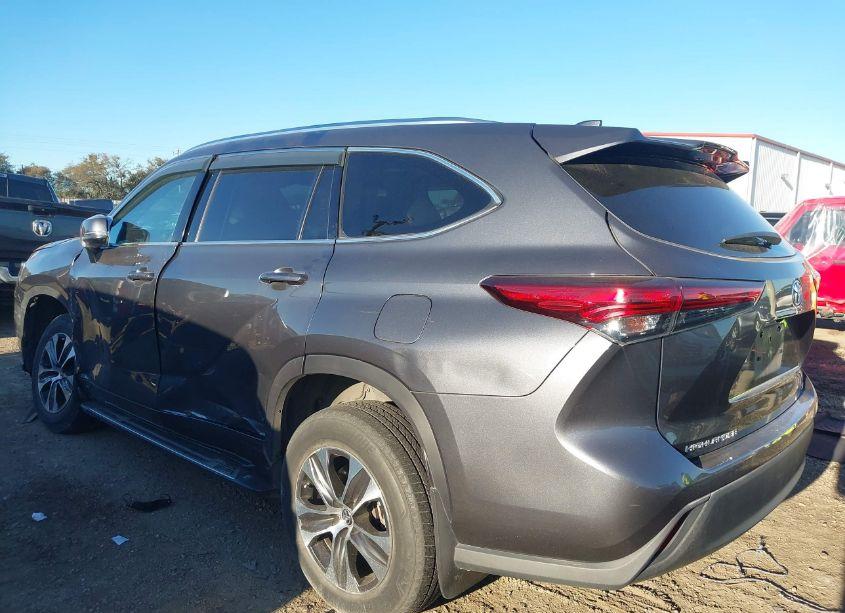 Photo 3 of 2020 Toyota Highlander XLE (VIN 5TDGZRAH0LS015404)