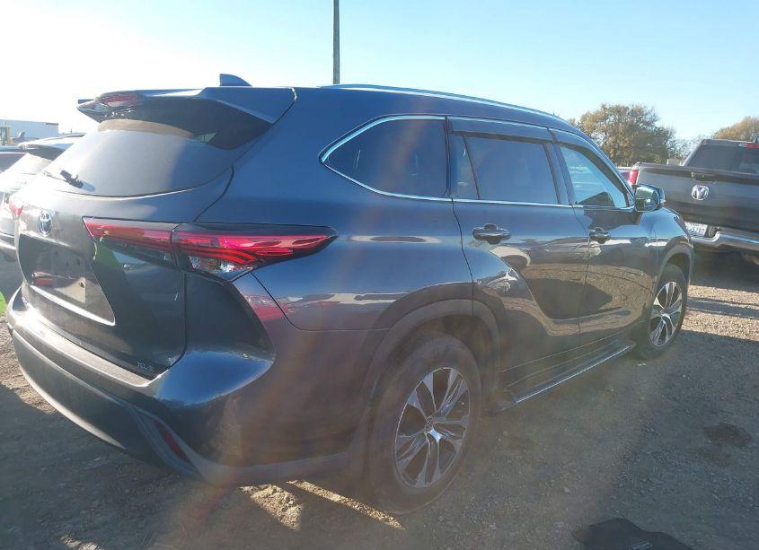 Photo 4 of 2020 Toyota Highlander XLE (VIN 5TDGZRAH0LS015404)