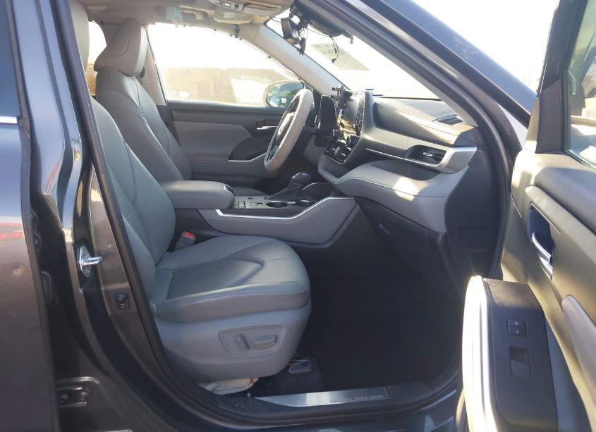 Photo 5 of 2020 Toyota Highlander XLE (VIN 5TDGZRAH0LS015404)