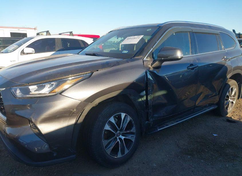 Photo 6 of 2020 Toyota Highlander XLE (VIN 5TDGZRAH0LS015404)