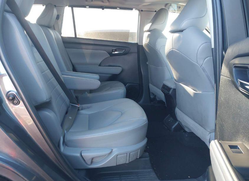 Photo 8 of 2020 Toyota Highlander XLE (VIN 5TDGZRAH0LS015404)