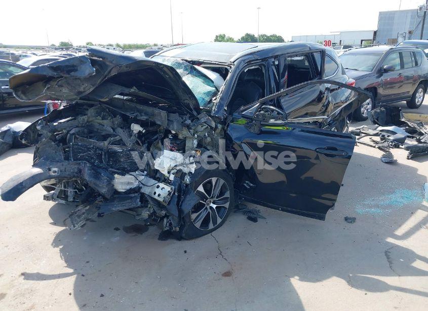 Photo 2 of 2020 Toyota Highlander XLE (VIN 5TDGZRAH0LS018366)