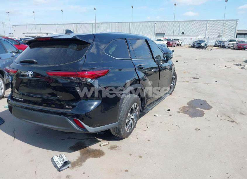 Photo 4 of 2020 Toyota Highlander XLE (VIN 5TDGZRAH0LS018366)