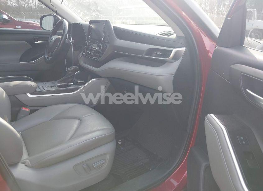 Photo 5 of 2021 Toyota Highlander (VIN 5TDGZRAH0MS032592)