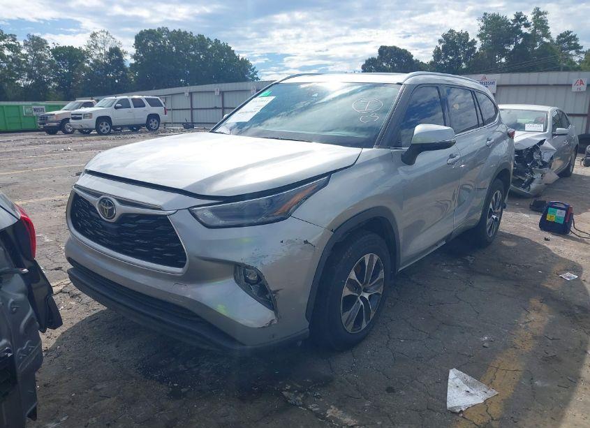 Photo 2 of 2021 Toyota Highlander XLE (VIN 5TDGZRAH0MS522675)