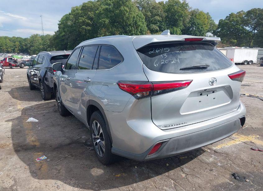 Photo 3 of 2021 Toyota Highlander XLE (VIN 5TDGZRAH0MS522675)