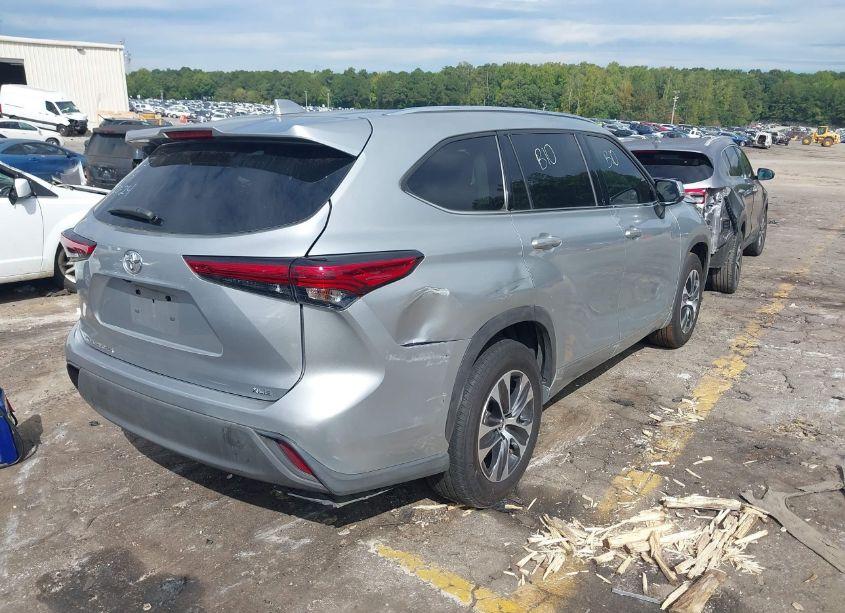 Photo 4 of 2021 Toyota Highlander XLE (VIN 5TDGZRAH0MS522675)