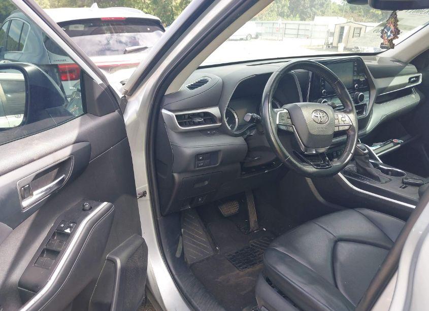 Photo 5 of 2021 Toyota Highlander XLE (VIN 5TDGZRAH0MS522675)