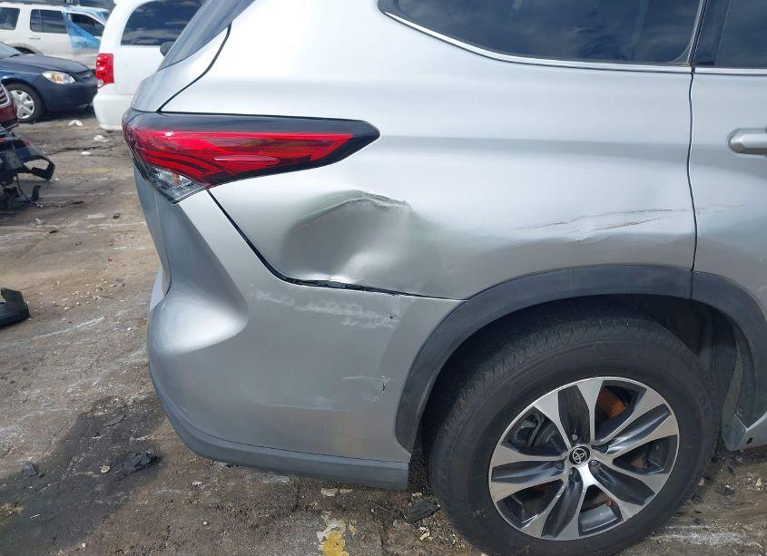 Photo 6 of 2021 Toyota Highlander XLE (VIN 5TDGZRAH0MS522675)