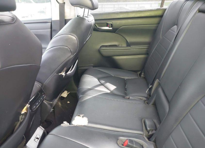 Photo 8 of 2021 Toyota Highlander XLE (VIN 5TDGZRAH0MS522675)