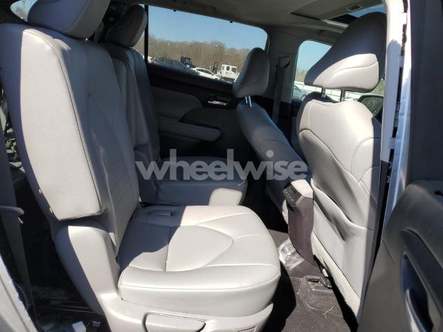 Photo 12 of 2022 TOYOTA HIGHLANDER XLE (VIN 5TDGZRAH0NS551899)