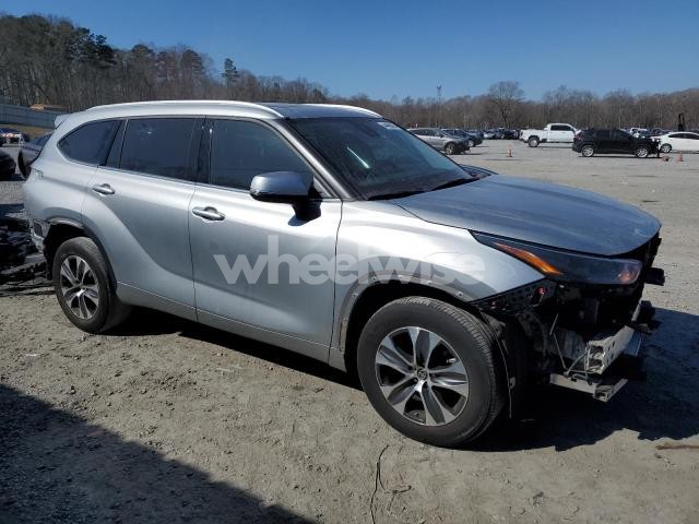 Photo 3 of 2022 TOYOTA HIGHLANDER XLE (VIN 5TDGZRAH0NS551899)