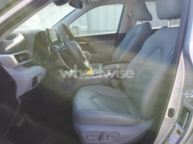 Photo 4 of 2022 TOYOTA HIGHLANDER XLE (VIN 5TDGZRAH0NS551899)