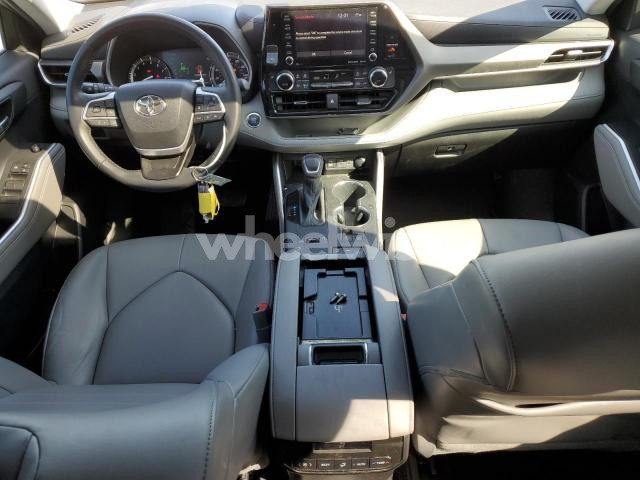 Photo 8 of 2022 TOYOTA HIGHLANDER XLE (VIN 5TDGZRAH0NS551899)