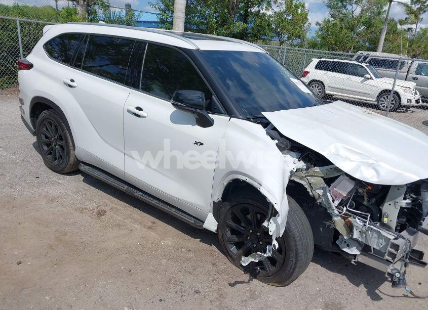 2022 Toyota Highlander XLE (VIN 5TDGZRAH0NS554706) main photo