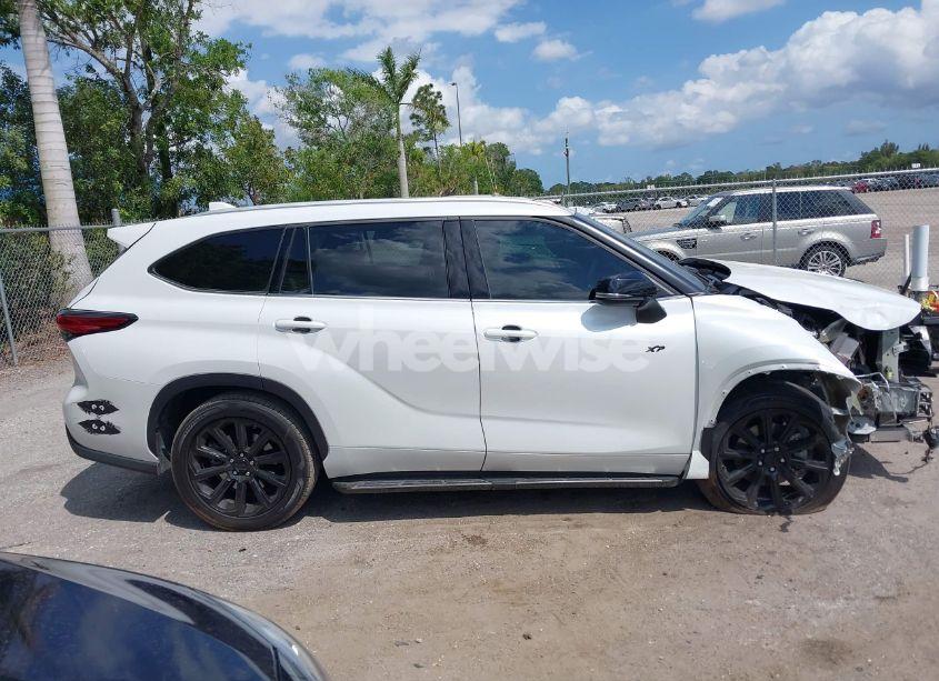 Photo 13 of 2022 Toyota Highlander XLE (VIN 5TDGZRAH0NS554706)