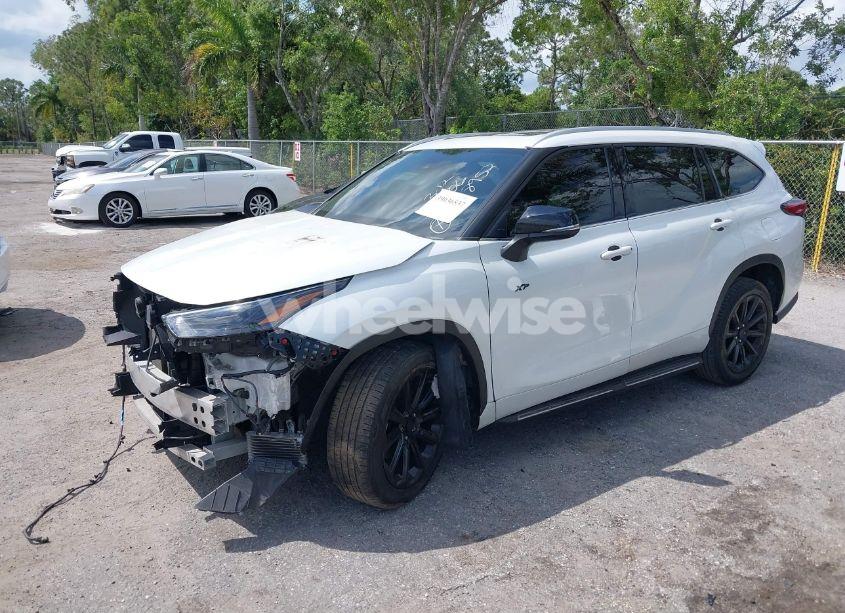 Photo 2 of 2022 Toyota Highlander XLE (VIN 5TDGZRAH0NS554706)