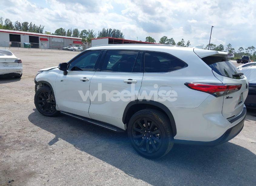 Photo 3 of 2022 Toyota Highlander XLE (VIN 5TDGZRAH0NS554706)
