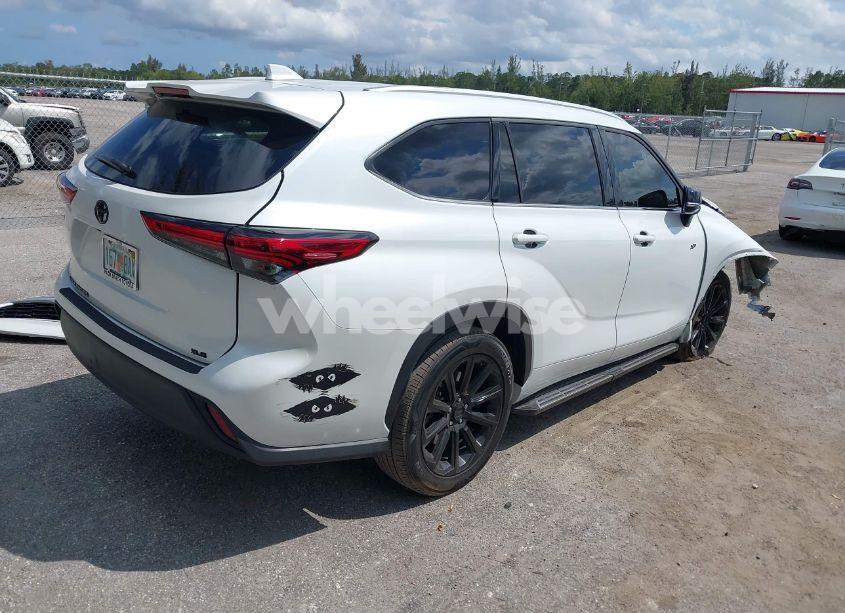 Photo 4 of 2022 Toyota Highlander XLE (VIN 5TDGZRAH0NS554706)