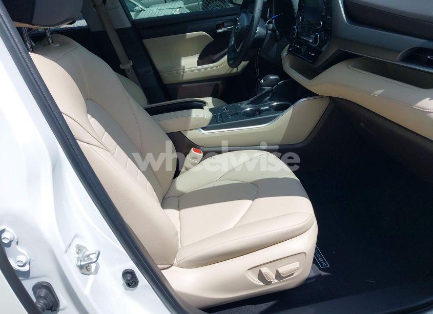 Photo 5 of 2022 Toyota Highlander XLE (VIN 5TDGZRAH0NS554706)