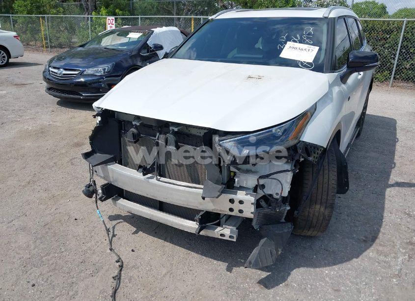 Photo 6 of 2022 Toyota Highlander XLE (VIN 5TDGZRAH0NS554706)