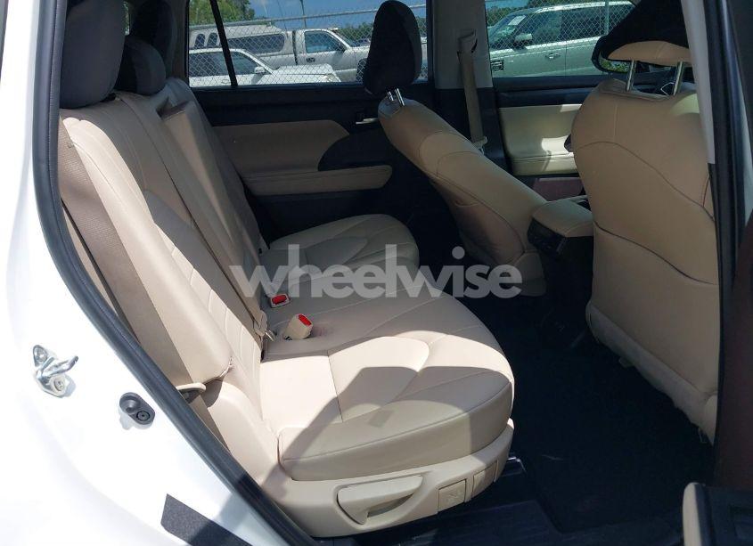 Photo 8 of 2022 Toyota Highlander XLE (VIN 5TDGZRAH0NS554706)