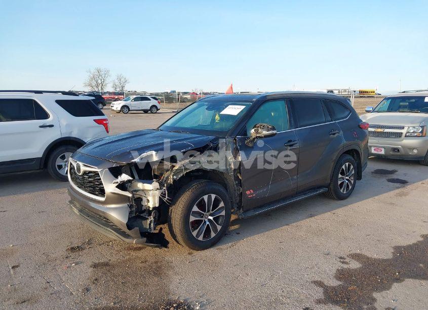 Photo 2 of 2020 Toyota Highlander XLE (VIN 5TDGZRAH1LS005822)