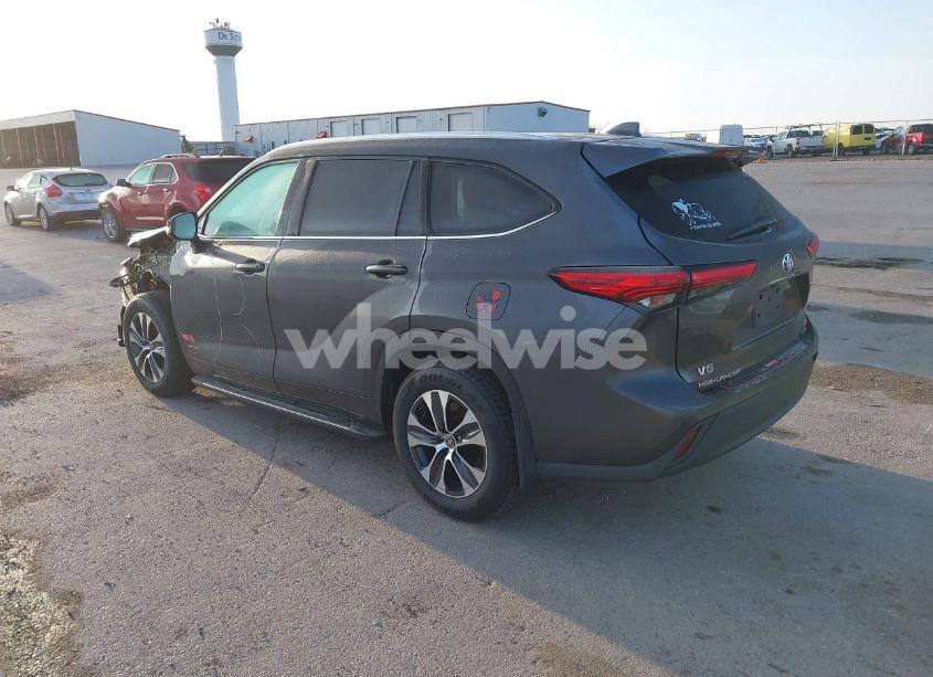 Photo 3 of 2020 Toyota Highlander XLE (VIN 5TDGZRAH1LS005822)