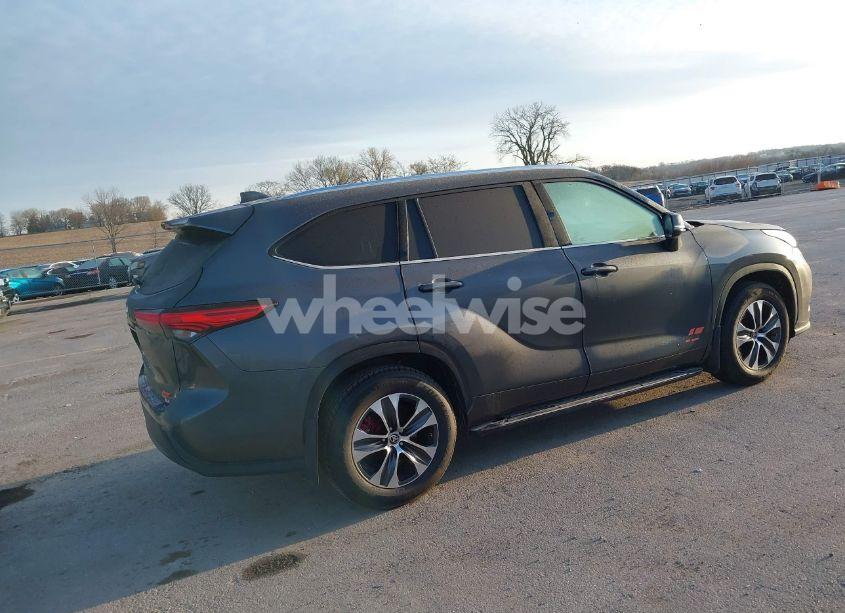 Photo 4 of 2020 Toyota Highlander XLE (VIN 5TDGZRAH1LS005822)