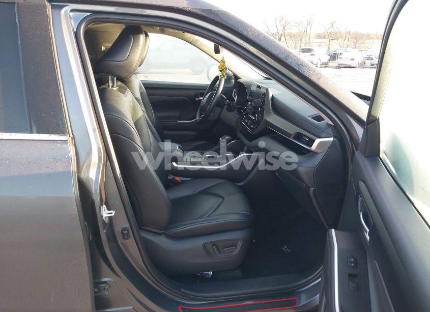 Photo 5 of 2020 Toyota Highlander XLE (VIN 5TDGZRAH1LS005822)