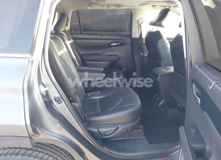 Photo 8 of 2020 Toyota Highlander XLE (VIN 5TDGZRAH1LS005822)