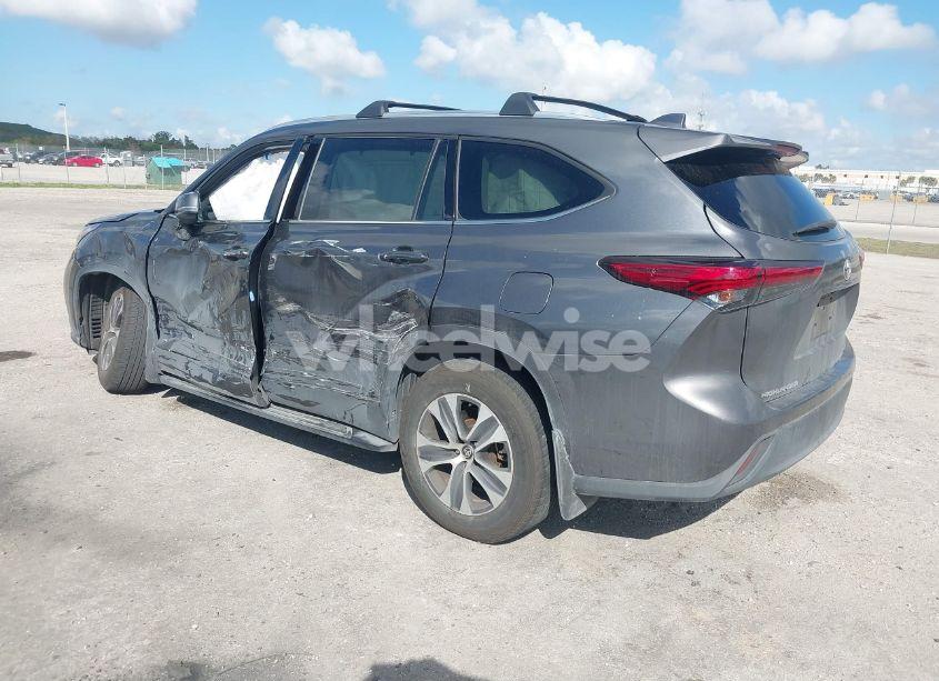 Photo 3 of 2021 Toyota Highlander XLE (VIN 5TDGZRAH1MS514553)